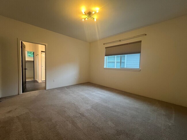 Building Photo - Contemporary 3/2.5 Talent home in Central Location | Available Now