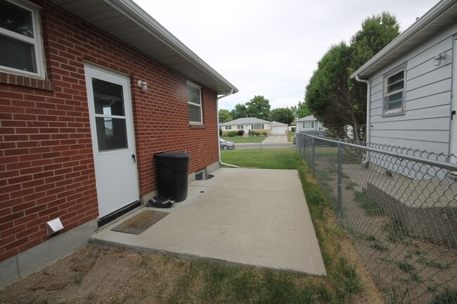 Building Photo - Well cared for East End Duplex