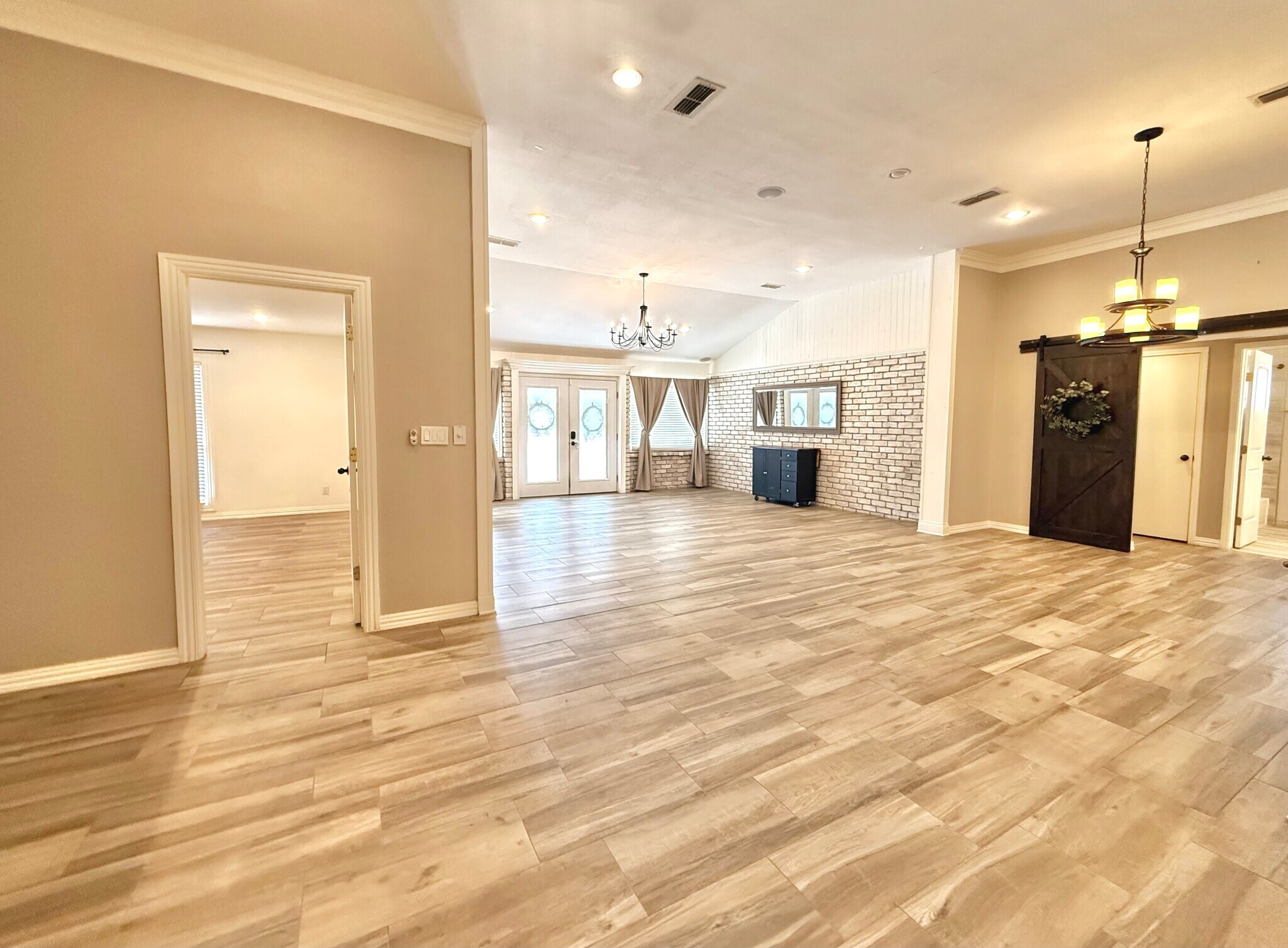 Building Photo - 135 Country Club Rd