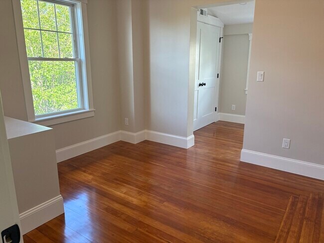 Building Photo - 33 Hall Ave