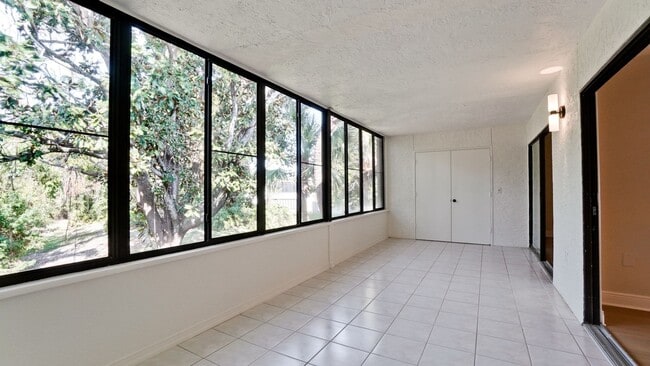 Building Photo - 542 Lakeside Dr