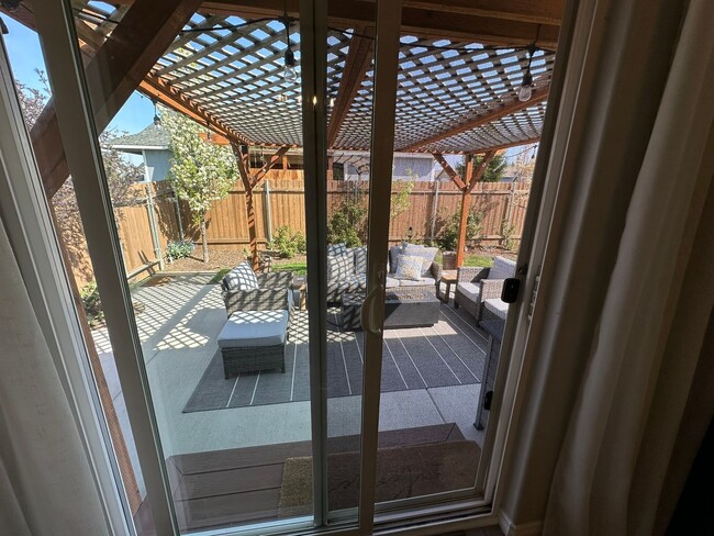 Building Photo - Beautiful 3/2 Home With Backyard Oasis!