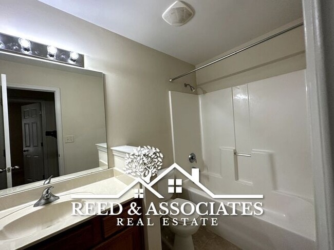 Building Photo - 3 Bedroom in Mud Island!