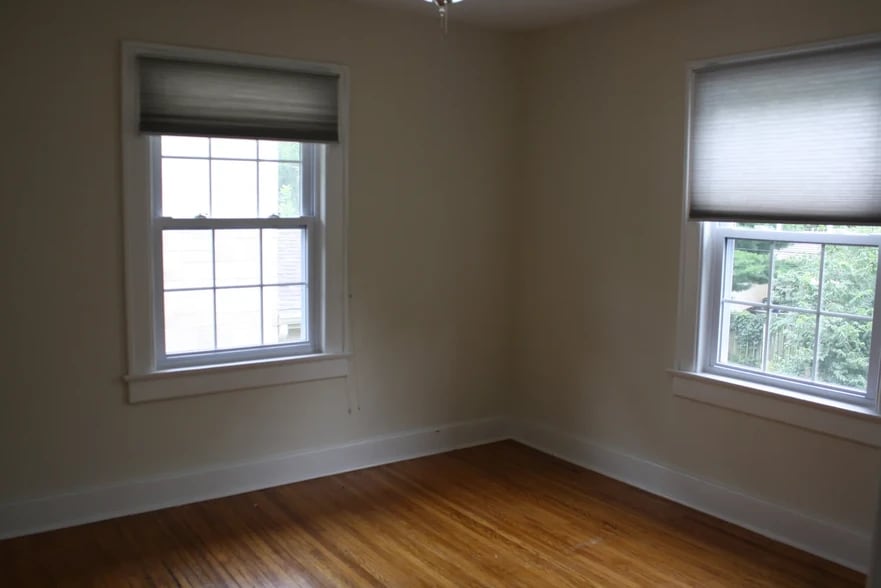 Building Photo - 1006 E 1st St