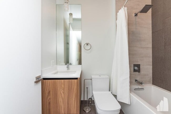 Building Photo - 3 bedroom in Chicago IL 60642