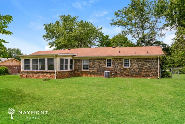 Building Photo - 121 Greenwood Cir