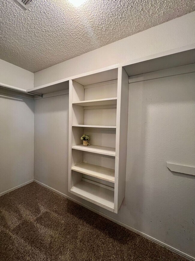 Building Photo - Cozy Rental in NW OKC!
