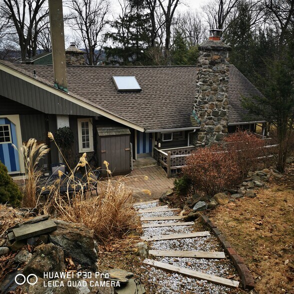 Building Photo - 4 Woodbine Ln