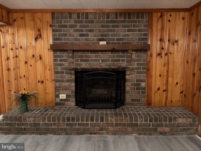 Building Photo - 905 W Poplar Rd