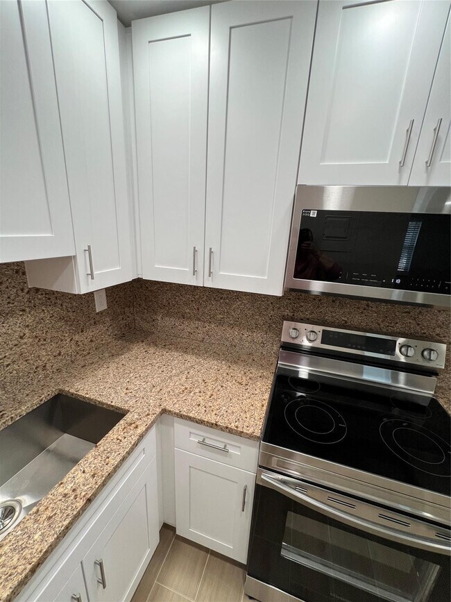 Building Photo - 2016 NE 17th Ct