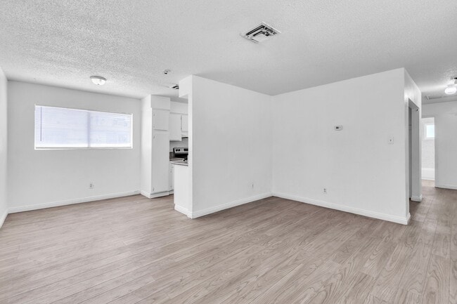 Building Photo - 2508 E Mesquite Ave