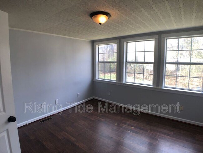 Building Photo - 2100 Merry Dr NE