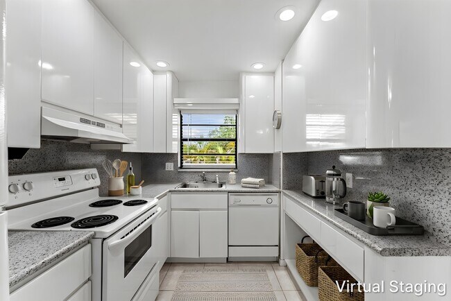 Building Photo - 200 Jacaranda Country Club Dr