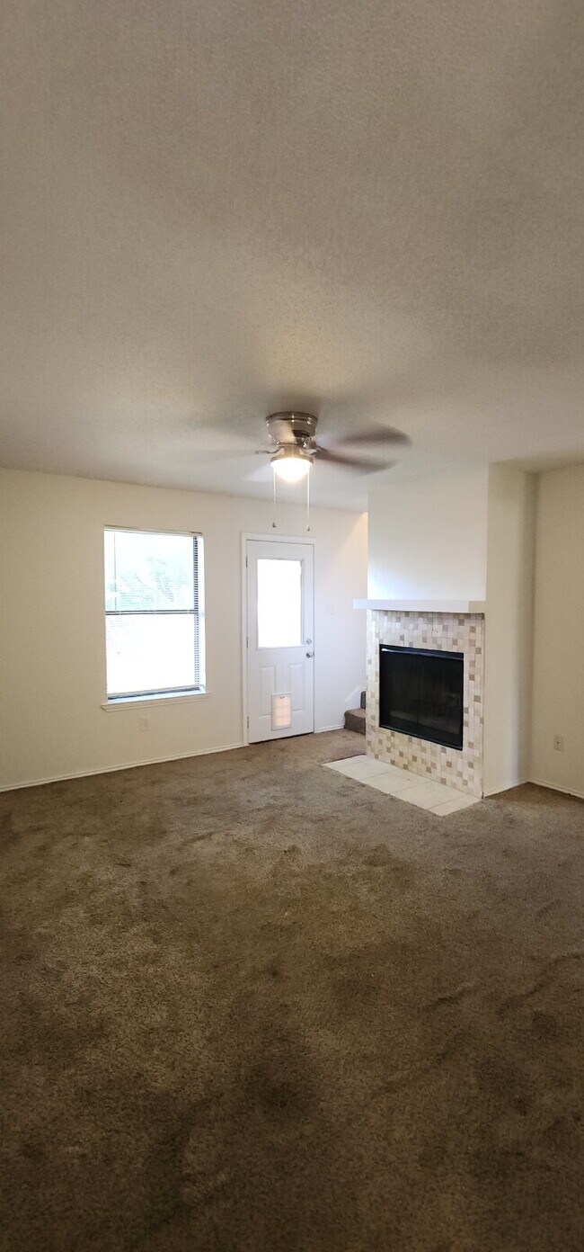 Building Photo - Now Leasing Charming 2 bedroom Townhome with garage & fenced backyard.  – 9110 White Settlement R...