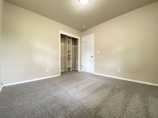 Building Photo - 3 Bedrooms 2 Full Bathrooms Finished Basem...