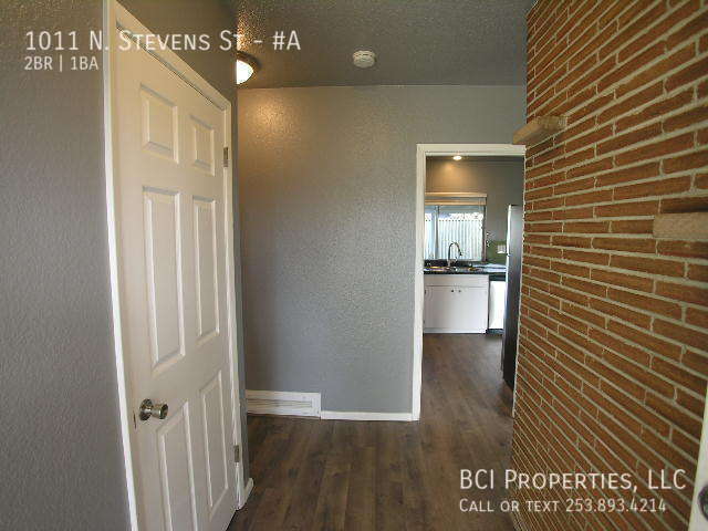 Building Photo - This beautiful 2 bedroom, 1 bath home is m...