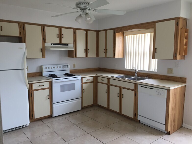 Building Photo - 415 Fox Pl