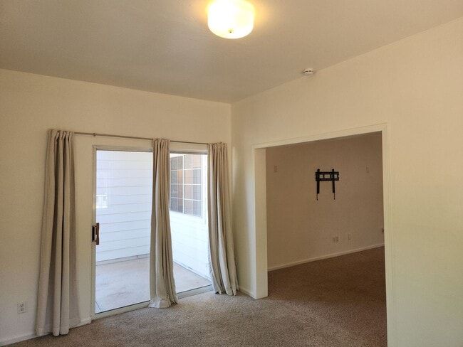 Building Photo - Amazing 2 bed + den / 2 baths in Stone Creek