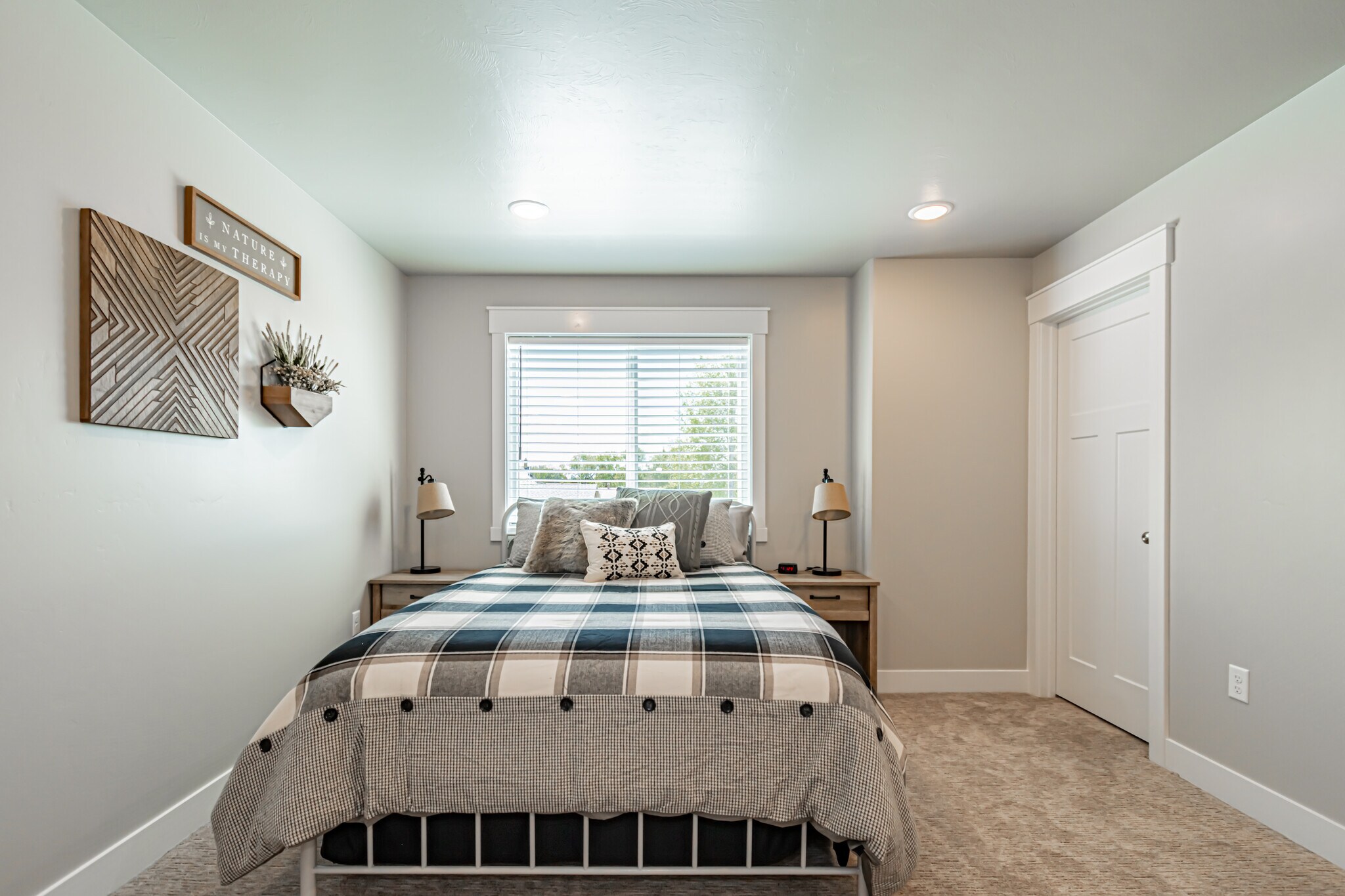 Building Photo - 380 S 3rd W