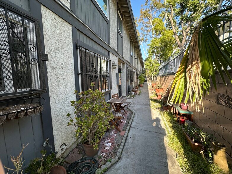 Building Photo - 11014 Arminta St