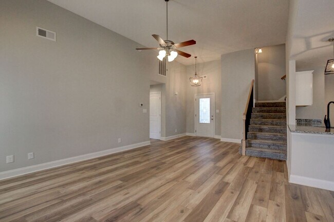 Building Photo - Luxury Home