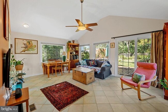 Building Photo - 5929 Avon Dr