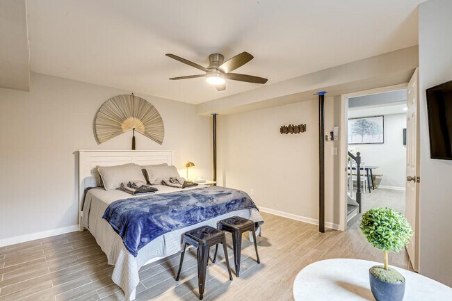 Building Photo - 6604 Oak St