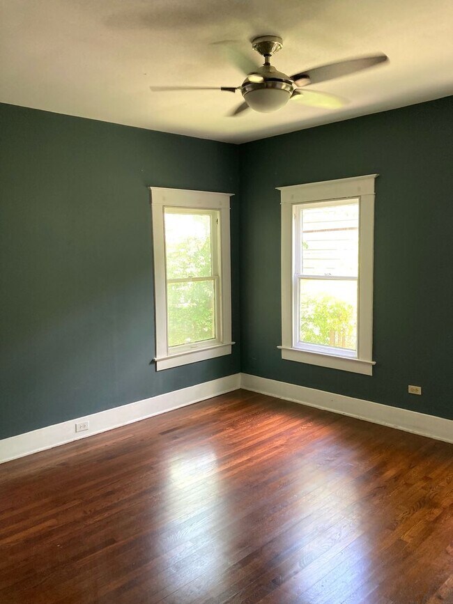 Building Photo - ZERO APPLICATION FEE FOR THIS ALTA VISTA BUNGALOW!