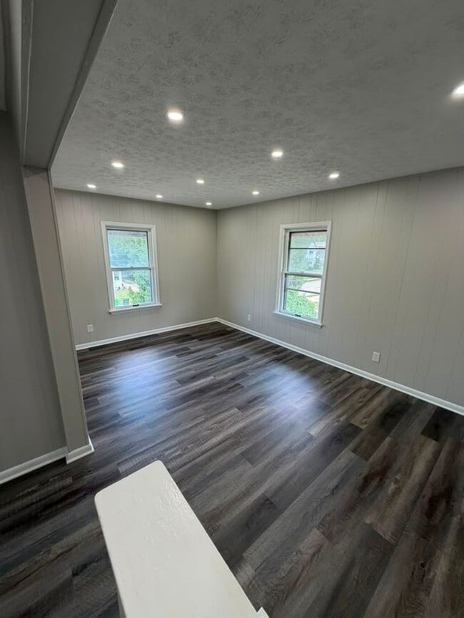 Building Photo - 1700 E 290th St