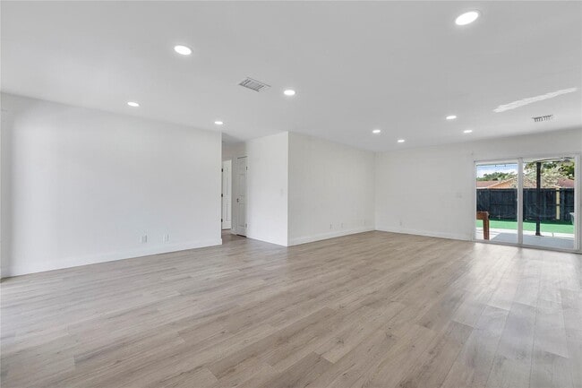 Building Photo - 2416 NW 98th Ln