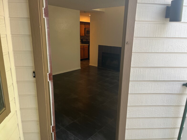 Building Photo - 2300 Bamboo Dr