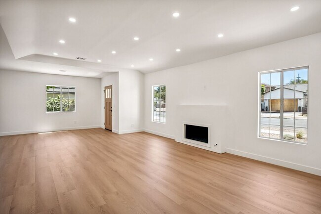 Building Photo - 4702 Kraft Ave