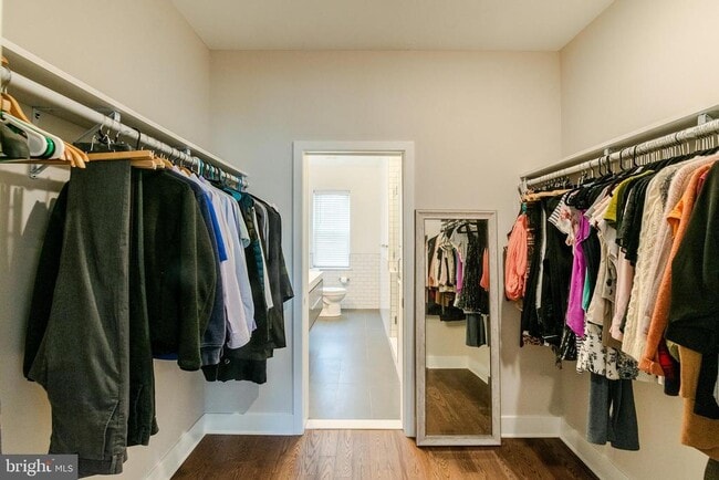 Building Photo - 4841 Larchwood Ave