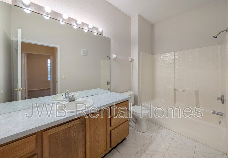Building Photo - 10550 Baymeadows Rd