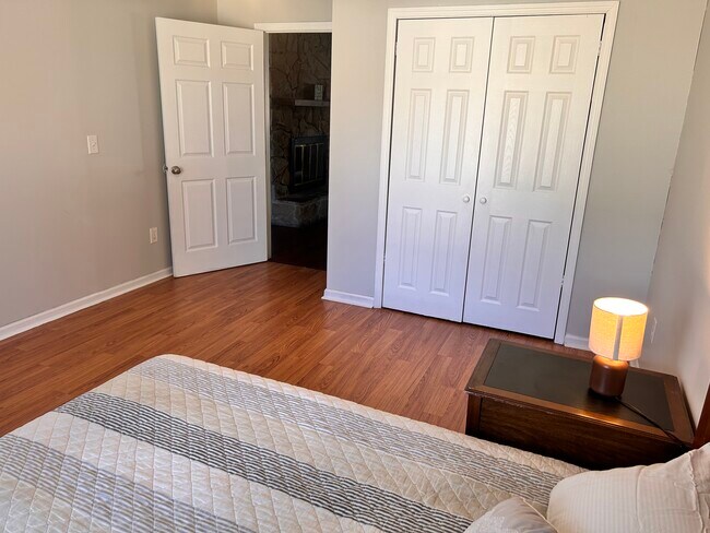 Building Photo - 4294 Tanglewilde Dr S