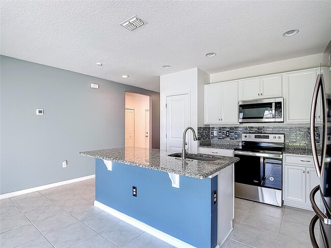 Building Photo - 450 Taft Dr