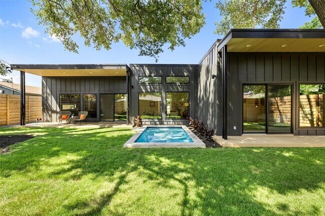 Building Photo - 2305 Southern Oaks Dr