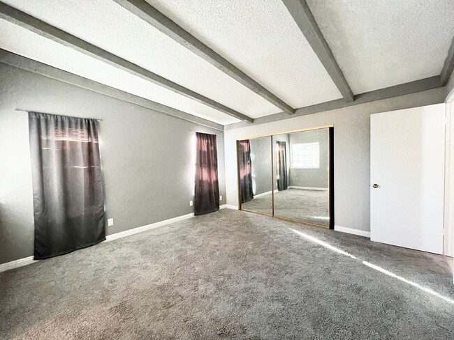 Building Photo - REMODELED 2BD/2BA NEAR JONES/SAHARA W/ COM...