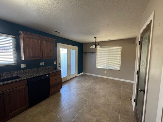 Building Photo - Charming 3 bed 2.5 bath townhome