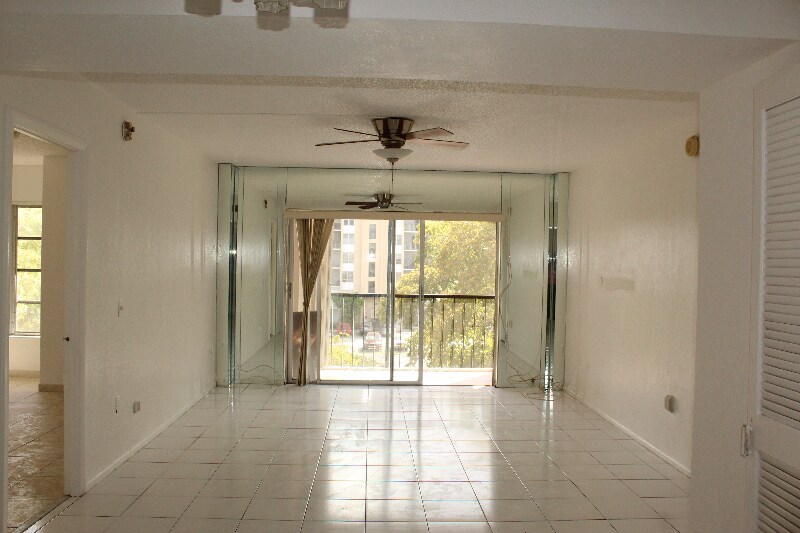 Building Photo - 4156 Inverrary Dr