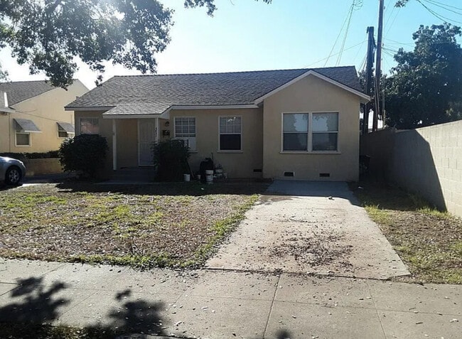 Building Photo - 5837 Oak Ave