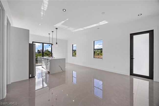 Building Photo - 1057 Halby Ave S