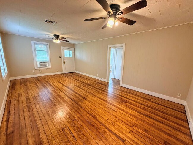 Building Photo - Spacious 4BR Downtown Lake Charles Home - Full of Character