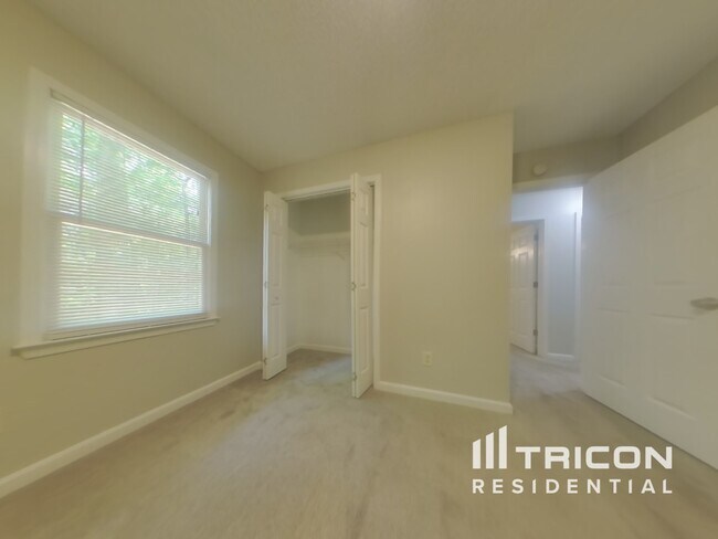 Building Photo - 1221 Lakeview Pkwy