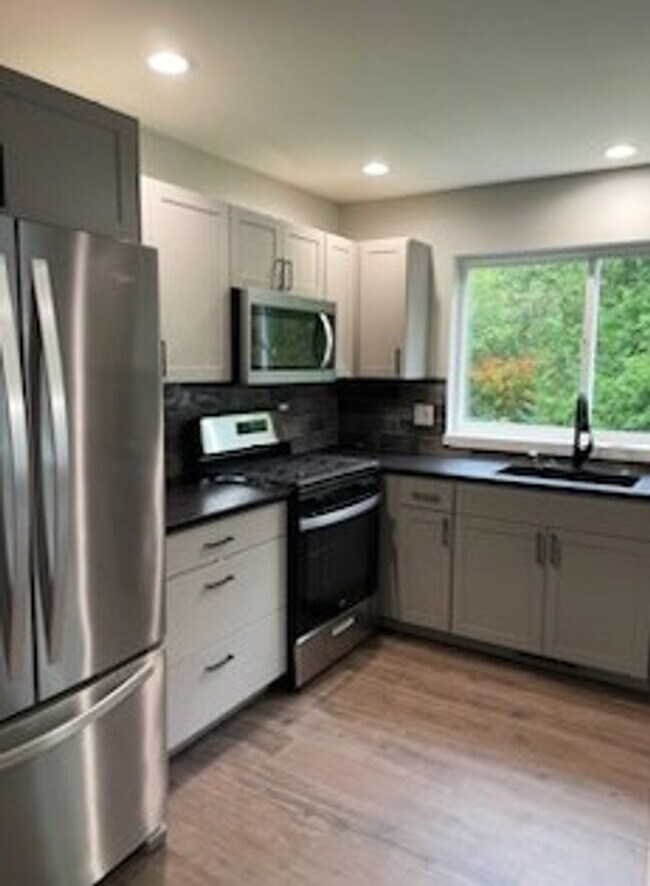Building Photo - Lovely 3 Bedroom Recently Renovated!