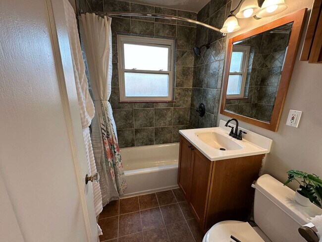 Building Photo - 2933 Ivanhoe St