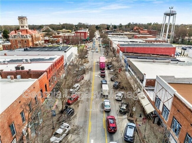 Building Photo - 407 Maple Way