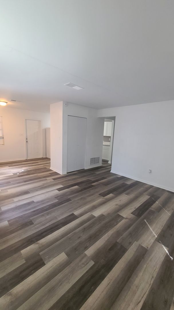 Building Photo - Fully Renovated 3/1 with huge fenced-in ba...