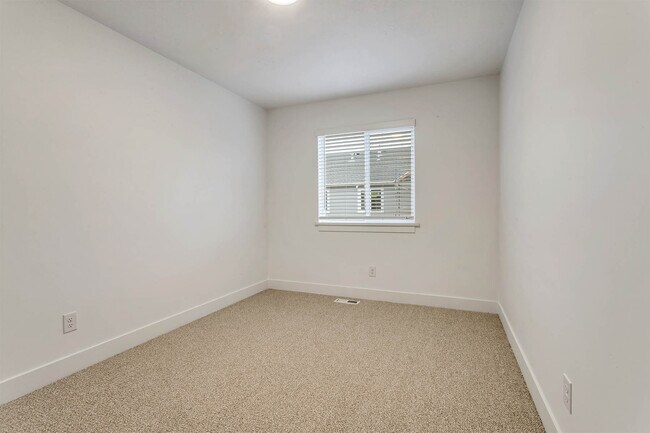 Building Photo - 2736 E Kistler Aly