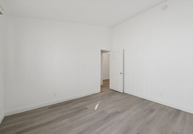 Building Photo - 333 Rexford Dr